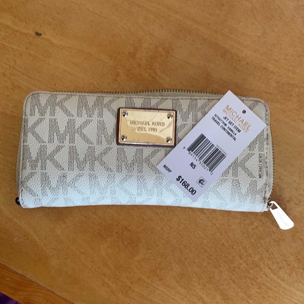 Michael Kors Jet Set Travel Continental Wallet